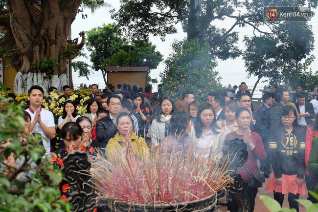 Hà Nội: Dân công sở “trốn việc” đi lễ chùa trong ngày làm việc đầu tiên - Ảnh 13.