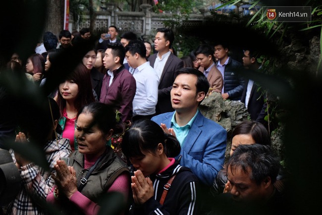 Hà Nội: Dân công sở “trốn việc” đi lễ chùa trong ngày làm việc đầu tiên - Ảnh 6.