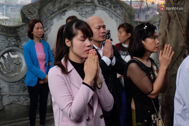 Hà Nội: Dân công sở “trốn việc” đi lễ chùa trong ngày làm việc đầu tiên - Ảnh 9.