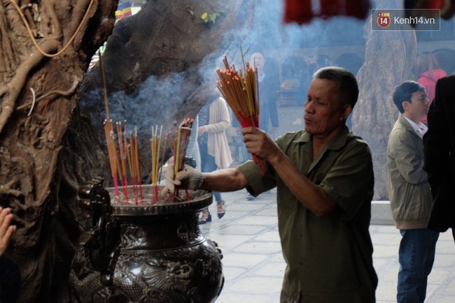 Hà Nội: Dân công sở “trốn việc” đi lễ chùa trong ngày làm việc đầu tiên - Ảnh 10.