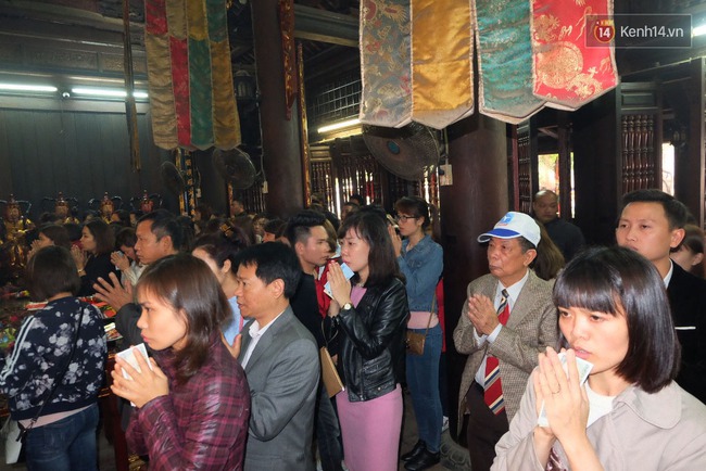 Hà Nội: Dân công sở “trốn việc” đi lễ chùa trong ngày làm việc đầu tiên - Ảnh 8.