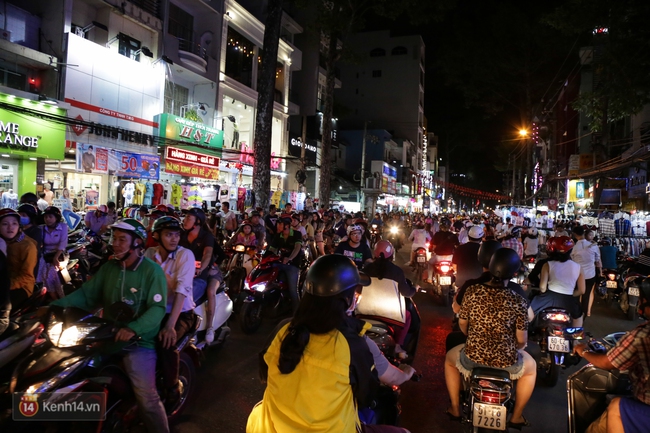 Nhiều nhân viên cửa hàng thời trang ở Sài Gòn cầm bảng giá tràn ra đường chào mời khách dịp cận Tết - Ảnh 7.