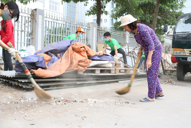 Cụt một cánh tay, chàng trai trẻ vẫn miệt mài đi thu gom rác thải ở Hà Nội - Ảnh 4.