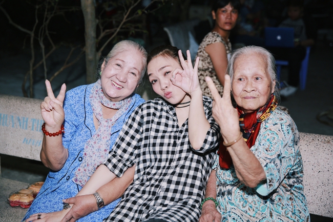 Mỹ T&acirc;m đ&aacute;ng y&ecirc;u hết cỡ khi đến thăm c&aacute;c nghệ sĩ vang b&oacute;ng một thời - Ảnh 17.