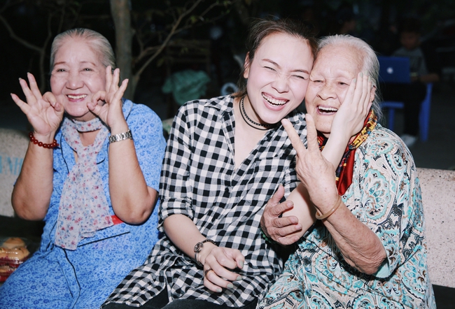 Mỹ T&acirc;m đ&aacute;ng y&ecirc;u hết cỡ khi đến thăm c&aacute;c nghệ sĩ vang b&oacute;ng một thời - Ảnh 18.