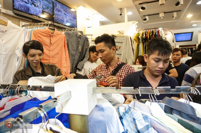 Nhiều nh&acirc;n vi&ecirc;n cửa h&agrave;ng thời trang ở S&agrave;i G&ograve;n cầm bảng gi&aacute; tr&agrave;n ra đường ch&agrave;o mời kh&aacute;ch dịp cận Tết - Ảnh 16.