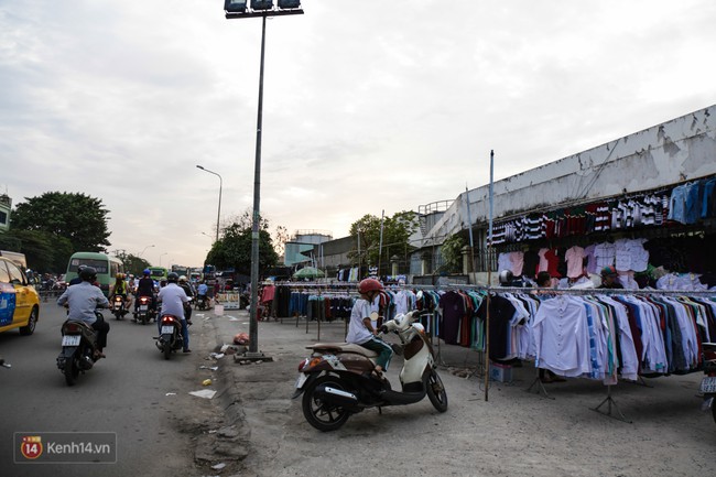Nhiều nh&acirc;n vi&ecirc;n cửa h&agrave;ng thời trang ở S&agrave;i G&ograve;n cầm bảng gi&aacute; tr&agrave;n ra đường ch&agrave;o mời kh&aacute;ch dịp cận Tết - Ảnh 2.