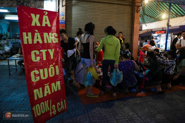 Nhiều nh&acirc;n vi&ecirc;n cửa h&agrave;ng thời trang ở S&agrave;i G&ograve;n cầm bảng gi&aacute; tr&agrave;n ra đường ch&agrave;o mời kh&aacute;ch dịp cận Tết - Ảnh 5.