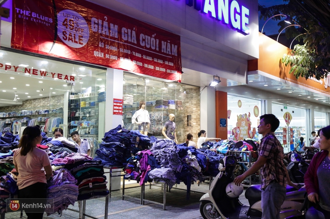 Nhiều nhân viên cửa hàng thời trang ở Sài Gòn cầm bảng giá tràn ra đường chào mời khách dịp cận Tết - Ảnh 4.