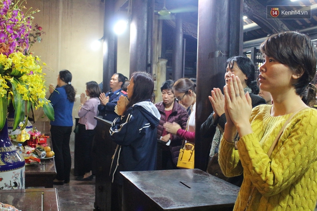 Hà Nội: Biển người ngồi kín vỉa hè chờ dâng sao giải hạn ở chùa Phúc Khánh - Ảnh 3.