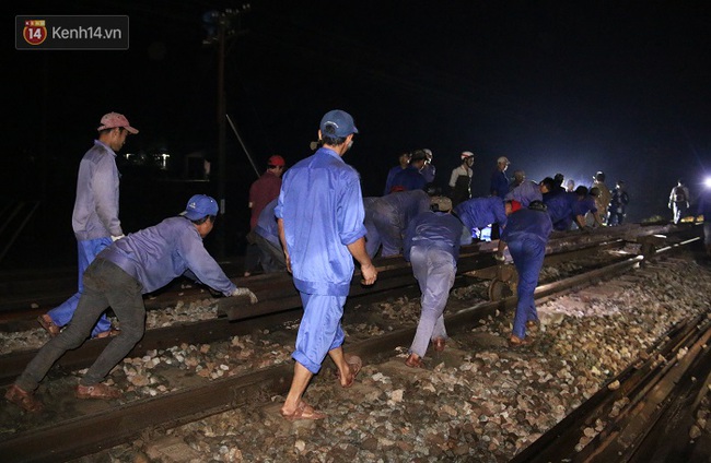 Hàng trăm công nhân trắng đêm khôi phục tuyến đường sắt Bắc Nam sau tai nạn kinh hoàng ở Huế - Ảnh 5.