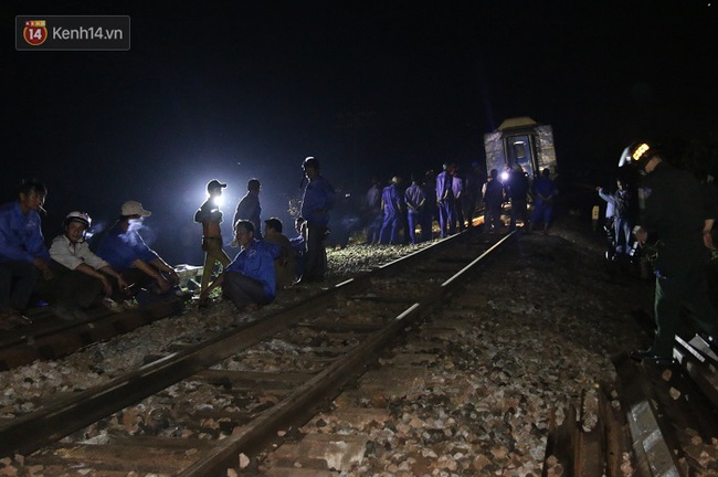 Hàng trăm công nhân trắng đêm khôi phục tuyến đường sắt Bắc Nam sau tai nạn kinh hoàng ở Huế - Ảnh 8.