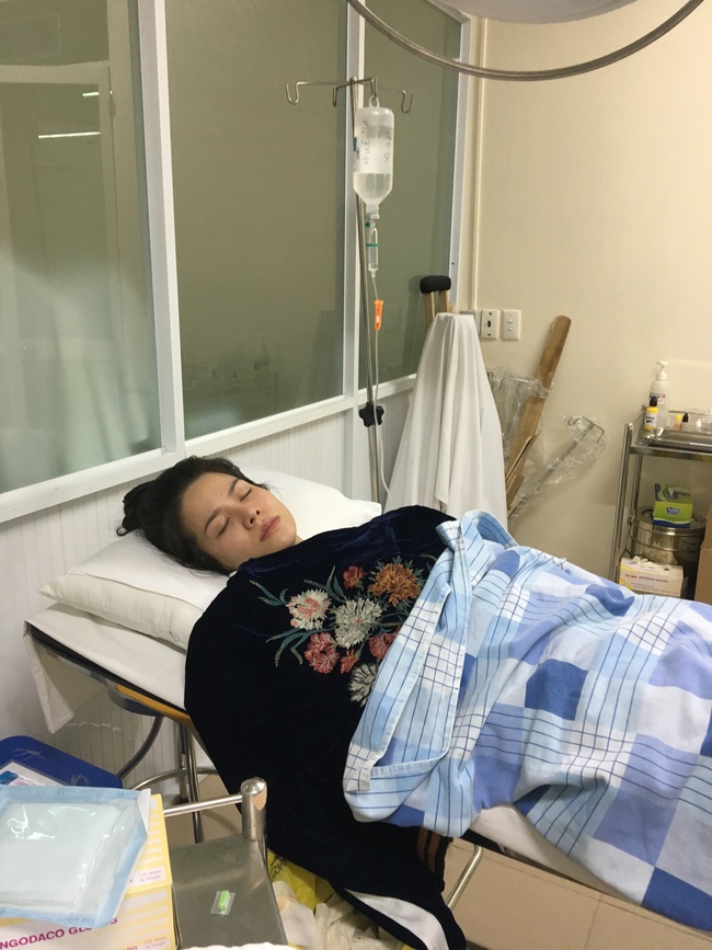 Nhật Kim Anh nhập viện cấp cứu vì ngất xỉu và co giật trên máy bay - Ảnh 1.