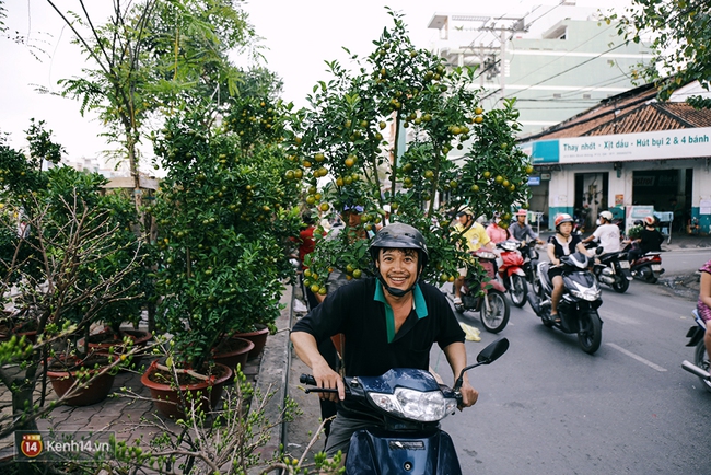 Hoa xuân đã cập bến Bình Đông, mang Tết về rất gần với Sài Gòn - Ảnh 7.