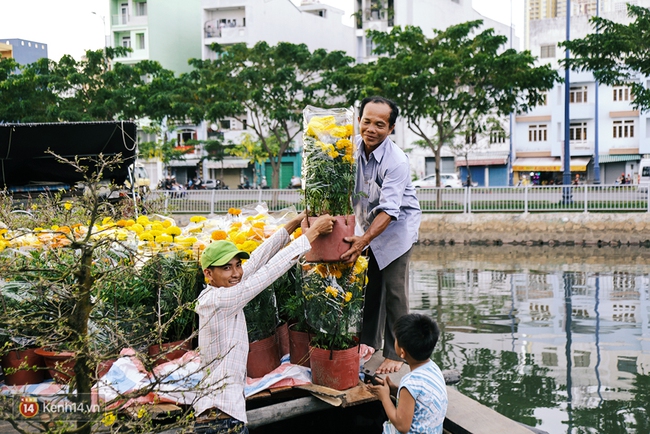 Hoa xuân đã cập bến Bình Đông, mang Tết về rất gần với Sài Gòn - Ảnh 8.