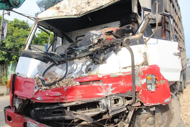 Xe tải biến dạng phần đầu sau va chạm với xe khách, tài xế bị thương nặng - Ảnh 2.