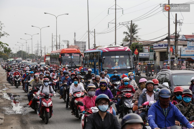 Đường phố Sài Gòn vẫn thông thoáng trong ngày người dân trở lại sau kỳ nghỉ Tết - Ảnh 2.