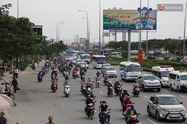 Đường phố Sài Gòn vẫn thông thoáng trong ngày người dân trở lại sau kỳ nghỉ Tết - Ảnh 3.