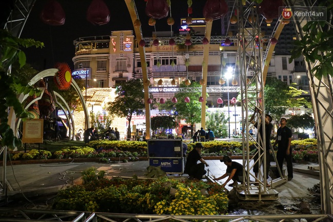 Clip: Người dân lao vào trộm bông trong lúc công nhân đang thu dọn đường hoa Nguyễn Huệ - Ảnh 5.
