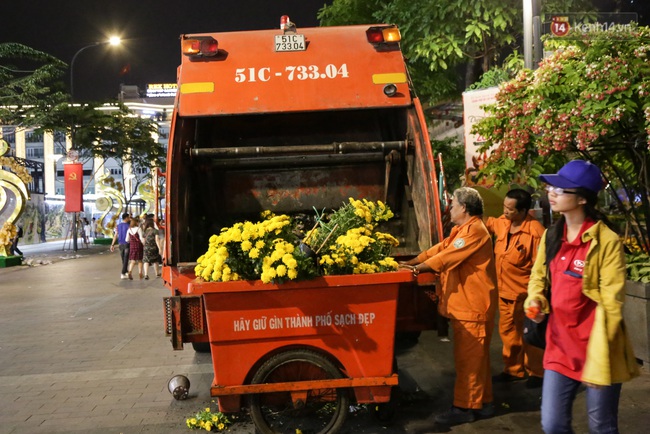 Clip: Người dân lao vào trộm bông trong lúc công nhân đang thu dọn đường hoa Nguyễn Huệ - Ảnh 8.