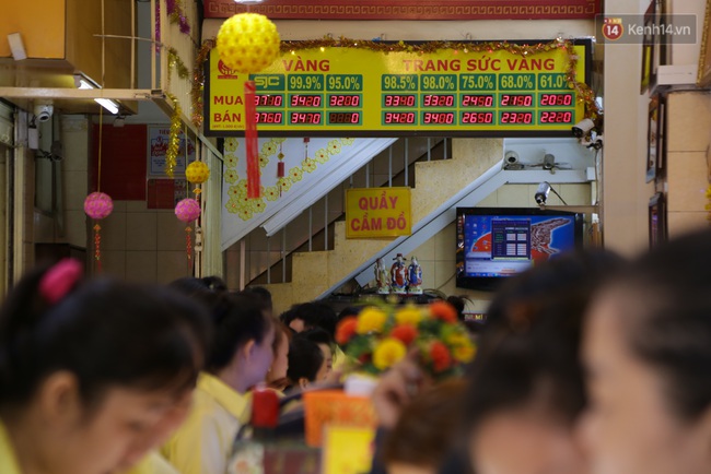 Bố mẹ bỏ việc, ẵm con chen nhau đi mua vàng ngày vía thần tài ở Sài Gòn - Ảnh 5.