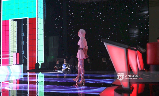 Sau khi s&oacute;ng gi&oacute; với thời trang qu&aacute;i, bộ tứ HLV The Voice Việt đ&atilde; an to&agrave;n trở lại ở v&ograve;ng Đối đầu - Ảnh 17.