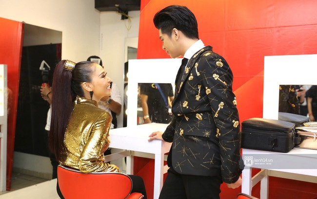 Sau khi s&oacute;ng gi&oacute; với thời trang qu&aacute;i, bộ tứ HLV The Voice Việt đ&atilde; an to&agrave;n trở lại ở v&ograve;ng Đối đầu - Ảnh 14.
