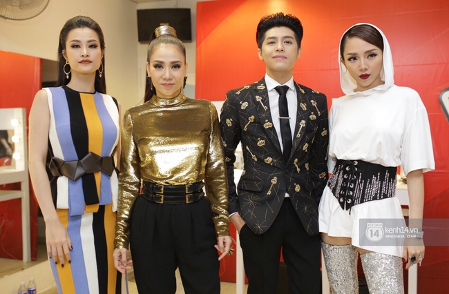 Sau khi s&oacute;ng gi&oacute; với thời trang qu&aacute;i, bộ tứ HLV The Voice Việt đ&atilde; an to&agrave;n trở lại ở v&ograve;ng Đối đầu - Ảnh 1.