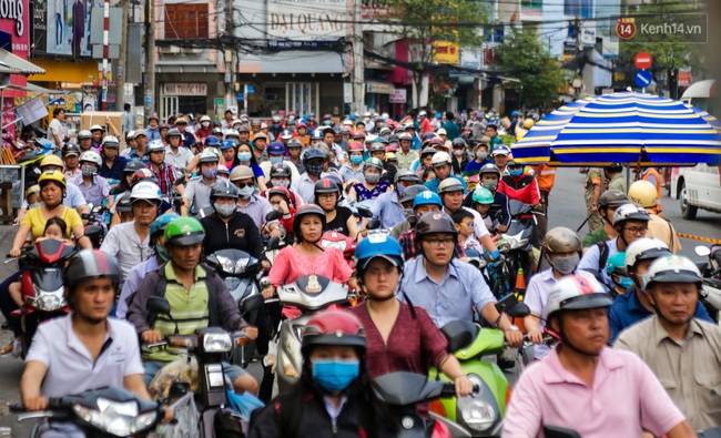 Ch&ugrave;m ảnh: Kẹt xe k&eacute;o d&agrave;i khi th&aacute;o dỡ cầu Nhị Thi&ecirc;n Đường gần 100 tuổi ở S&agrave;i G&ograve;n - Ảnh 8.