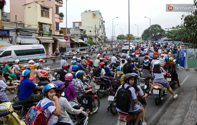 Chùm ảnh: Kẹt xe kéo dài khi tháo dỡ cầu Nhị Thiên Đường gần 100 tuổi ở Sài Gòn - Ảnh 4.