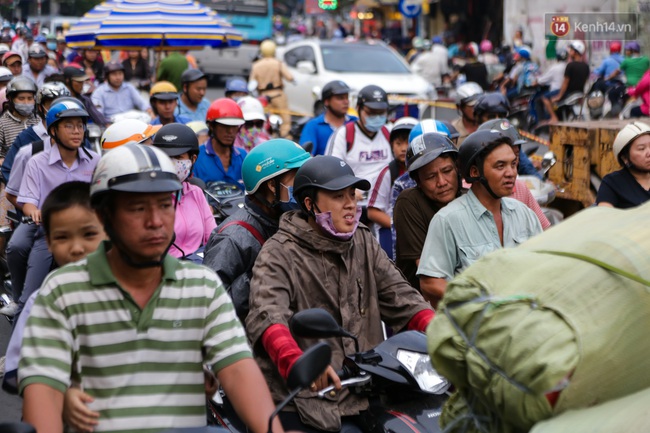 Chùm ảnh: Kẹt xe kéo dài khi tháo dỡ cầu Nhị Thiên Đường gần 100 tuổi ở Sài Gòn - Ảnh 12.