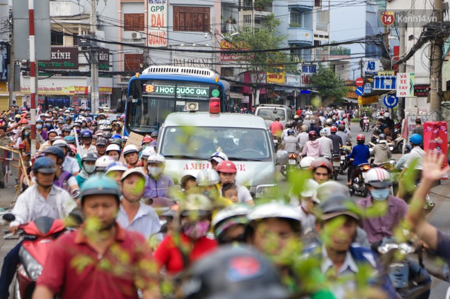 Chùm ảnh: Kẹt xe kéo dài khi tháo dỡ cầu Nhị Thiên Đường gần 100 tuổi ở Sài Gòn - Ảnh 10.