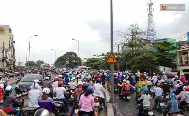 Chùm ảnh: Kẹt xe kéo dài khi tháo dỡ cầu Nhị Thiên Đường gần 100 tuổi ở Sài Gòn - Ảnh 5.