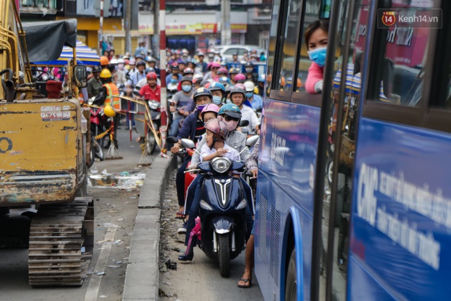 Chùm ảnh: Kẹt xe kéo dài khi tháo dỡ cầu Nhị Thiên Đường gần 100 tuổi ở Sài Gòn - Ảnh 14.