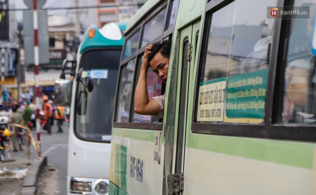 Ch&ugrave;m ảnh: Kẹt xe k&eacute;o d&agrave;i khi th&aacute;o dỡ cầu Nhị Thi&ecirc;n Đường gần 100 tuổi ở S&agrave;i G&ograve;n - Ảnh 15.