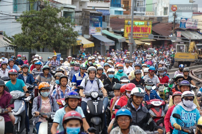 Chùm ảnh: Kẹt xe kéo dài khi tháo dỡ cầu Nhị Thiên Đường gần 100 tuổi ở Sài Gòn - Ảnh 7.