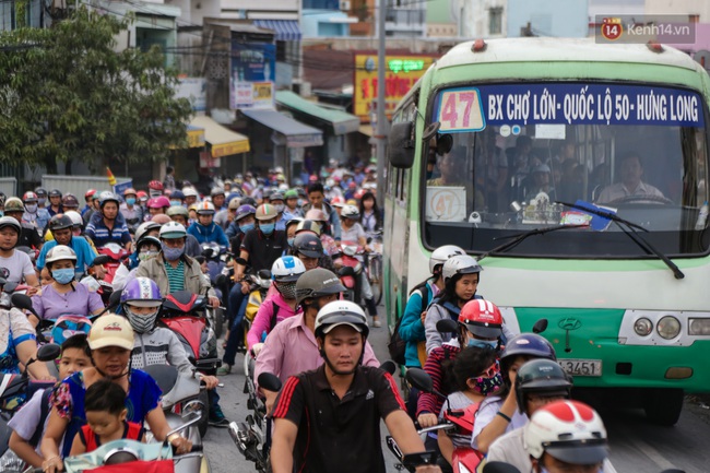 Chùm ảnh: Kẹt xe kéo dài khi tháo dỡ cầu Nhị Thiên Đường gần 100 tuổi ở Sài Gòn - Ảnh 9.