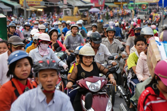 Ch&ugrave;m ảnh: Kẹt xe k&eacute;o d&agrave;i khi th&aacute;o dỡ cầu Nhị Thi&ecirc;n Đường gần 100 tuổi ở S&agrave;i G&ograve;n - Ảnh 11.