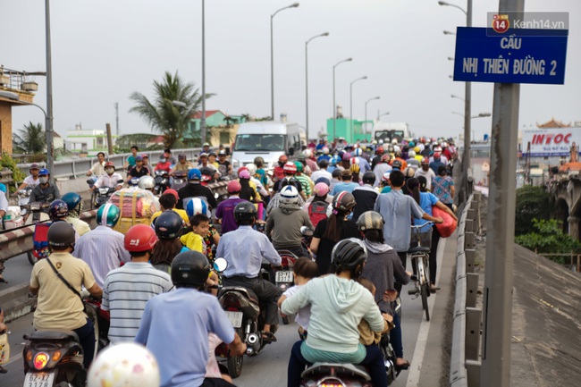 Chùm ảnh: Kẹt xe kéo dài khi tháo dỡ cầu Nhị Thiên Đường gần 100 tuổi ở Sài Gòn - Ảnh 2.