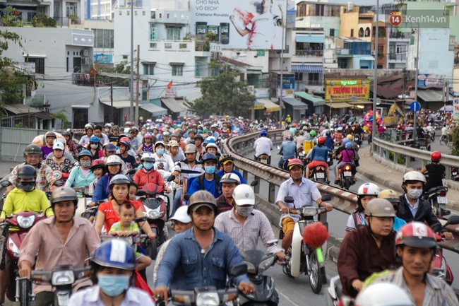 Ch&ugrave;m ảnh: Kẹt xe k&eacute;o d&agrave;i khi th&aacute;o dỡ cầu Nhị Thi&ecirc;n Đường gần 100 tuổi ở S&agrave;i G&ograve;n - Ảnh 3.