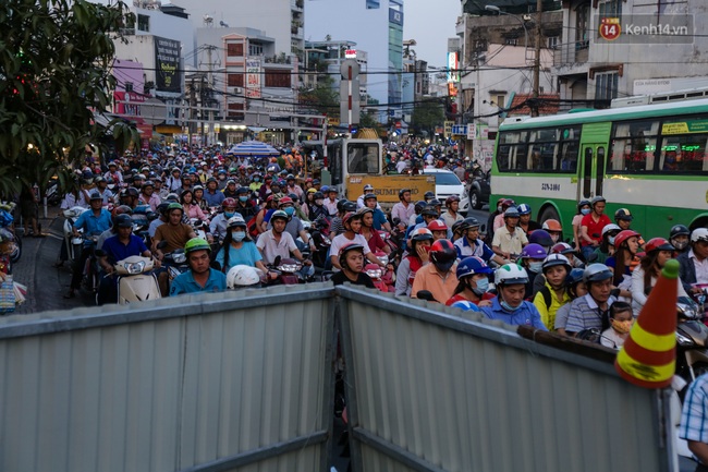 Ch&ugrave;m ảnh: Kẹt xe k&eacute;o d&agrave;i khi th&aacute;o dỡ cầu Nhị Thi&ecirc;n Đường gần 100 tuổi ở S&agrave;i G&ograve;n - Ảnh 16.