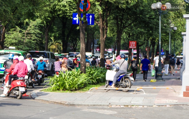 Sài Gòn lắp barie trên vỉa hè nhưng nhiều người vẫn phi xe máy giành đường với người đi bộ - Ảnh 9.