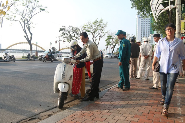 Sau Sài Gòn và Hà Nội, Đà Nẵng ra quân dọn sạch vỉa hè cho người đi bộ - Ảnh 9.
