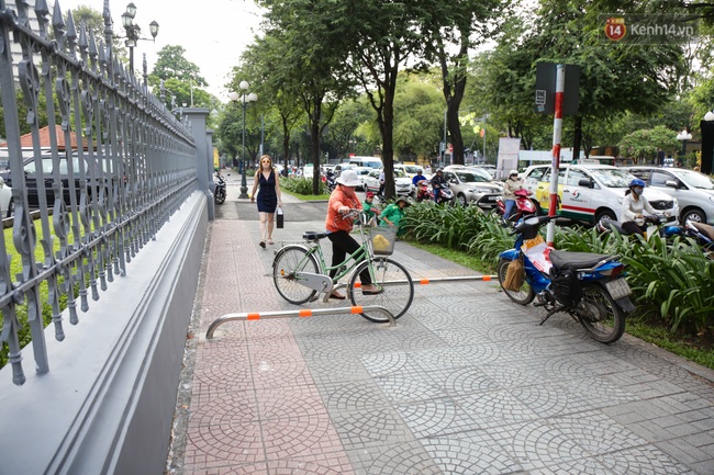Sài Gòn lắp barie trên vỉa hè nhưng nhiều người vẫn phi xe máy giành đường với người đi bộ - Ảnh 10.