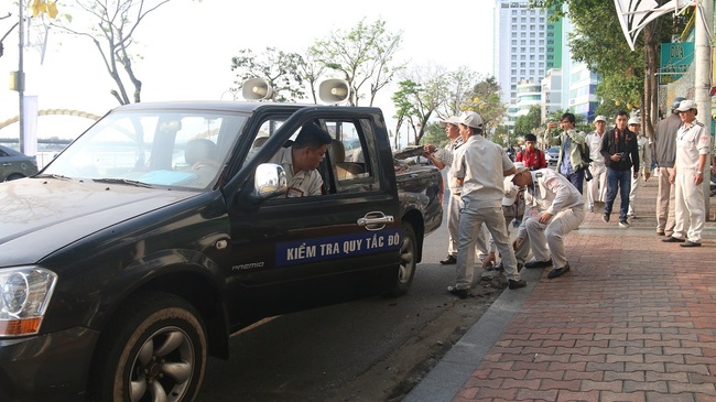 Sau Sài Gòn và Hà Nội, Đà Nẵng ra quân dọn sạch vỉa hè cho người đi bộ - Ảnh 2.