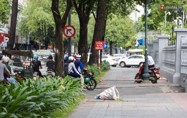 Sài Gòn lắp barie trên vỉa hè nhưng nhiều người vẫn phi xe máy giành đường với người đi bộ - Ảnh 14.