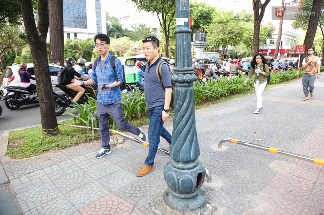 Sài Gòn lắp barie trên vỉa hè nhưng nhiều người vẫn phi xe máy giành đường với người đi bộ - Ảnh 3.