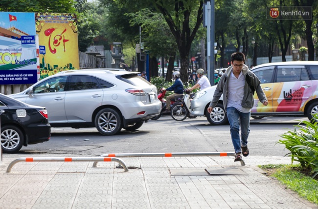 Sài Gòn lắp barie trên vỉa hè nhưng nhiều người vẫn phi xe máy giành đường với người đi bộ - Ảnh 6.