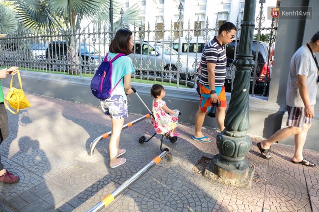 Sài Gòn lắp barie trên vỉa hè nhưng nhiều người vẫn phi xe máy giành đường với người đi bộ - Ảnh 4.
