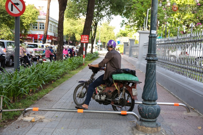 Sài Gòn lắp barie trên vỉa hè nhưng nhiều người vẫn phi xe máy giành đường với người đi bộ - Ảnh 13.